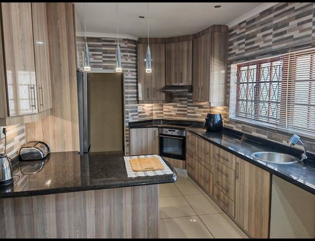 5 BEDROOM HOUSE FOR SALE IN ATHOLL HEIGHTS